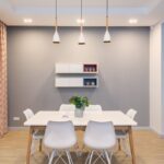Stijlvolle design hanglampen boven een moderne eettafel in een sfeervolle eetruimte.