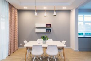 Stijlvolle design hanglampen boven een moderne eettafel in een sfeervolle eetruimte.